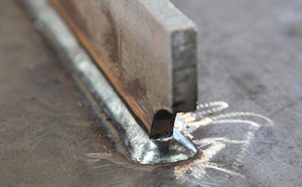 先焊焊縫少的一側(cè)，后焊焊縫多的一側(cè)